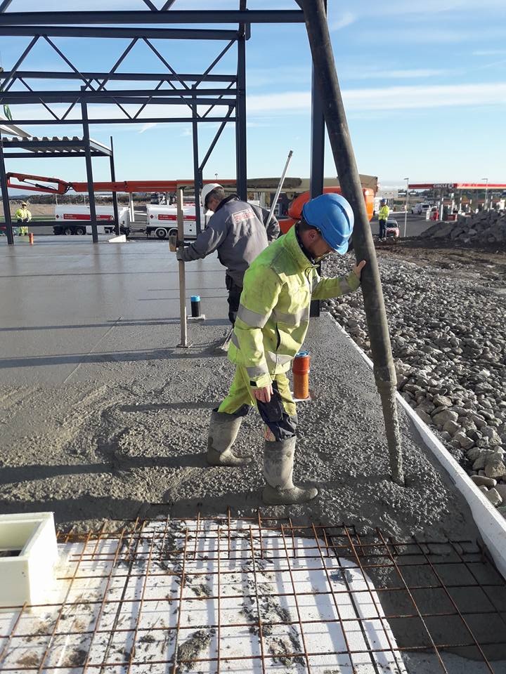 Mann som jobber med betong